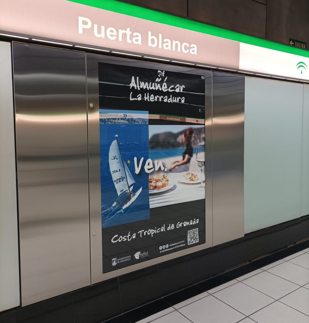 Una campaña de promoción muestra la oferta turística de Almuñécar y La Herradura en el metro de Málaga